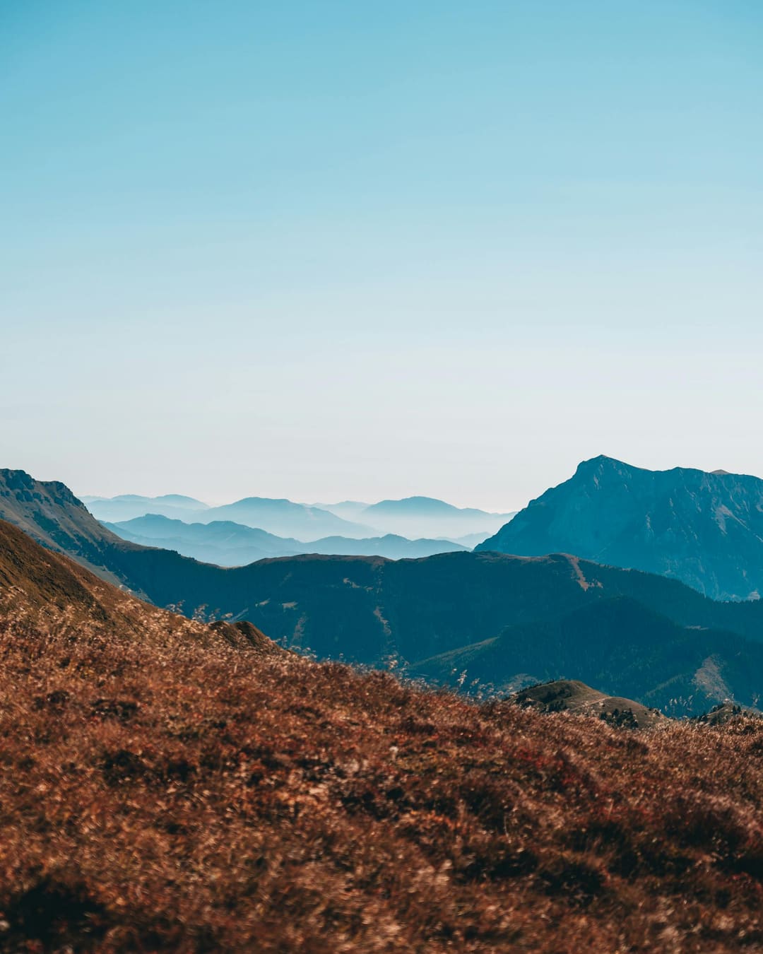 Otevřená horská krajina pod širokou oblohou